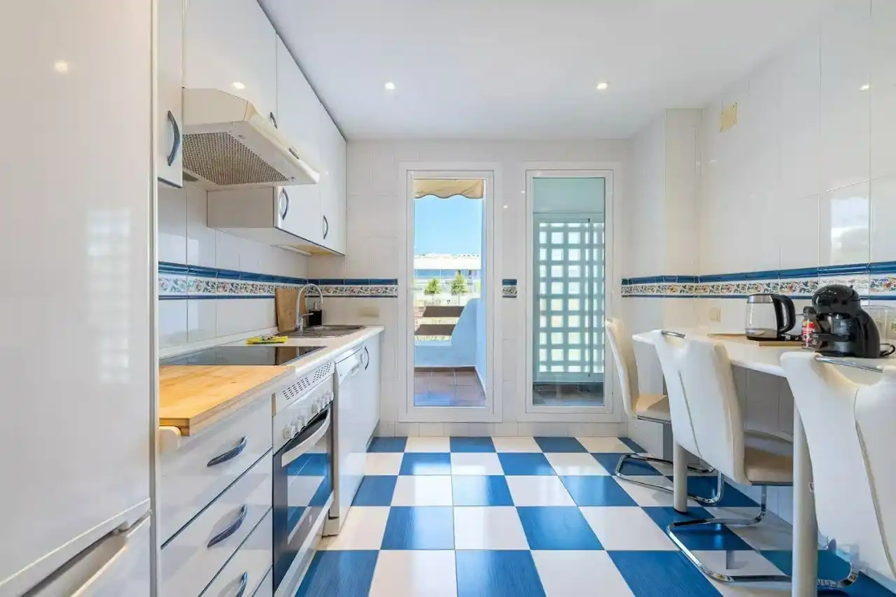 Cocina de Apartamento de alquiler en Estepona con Aire acondicionado, Terraza y Piscina