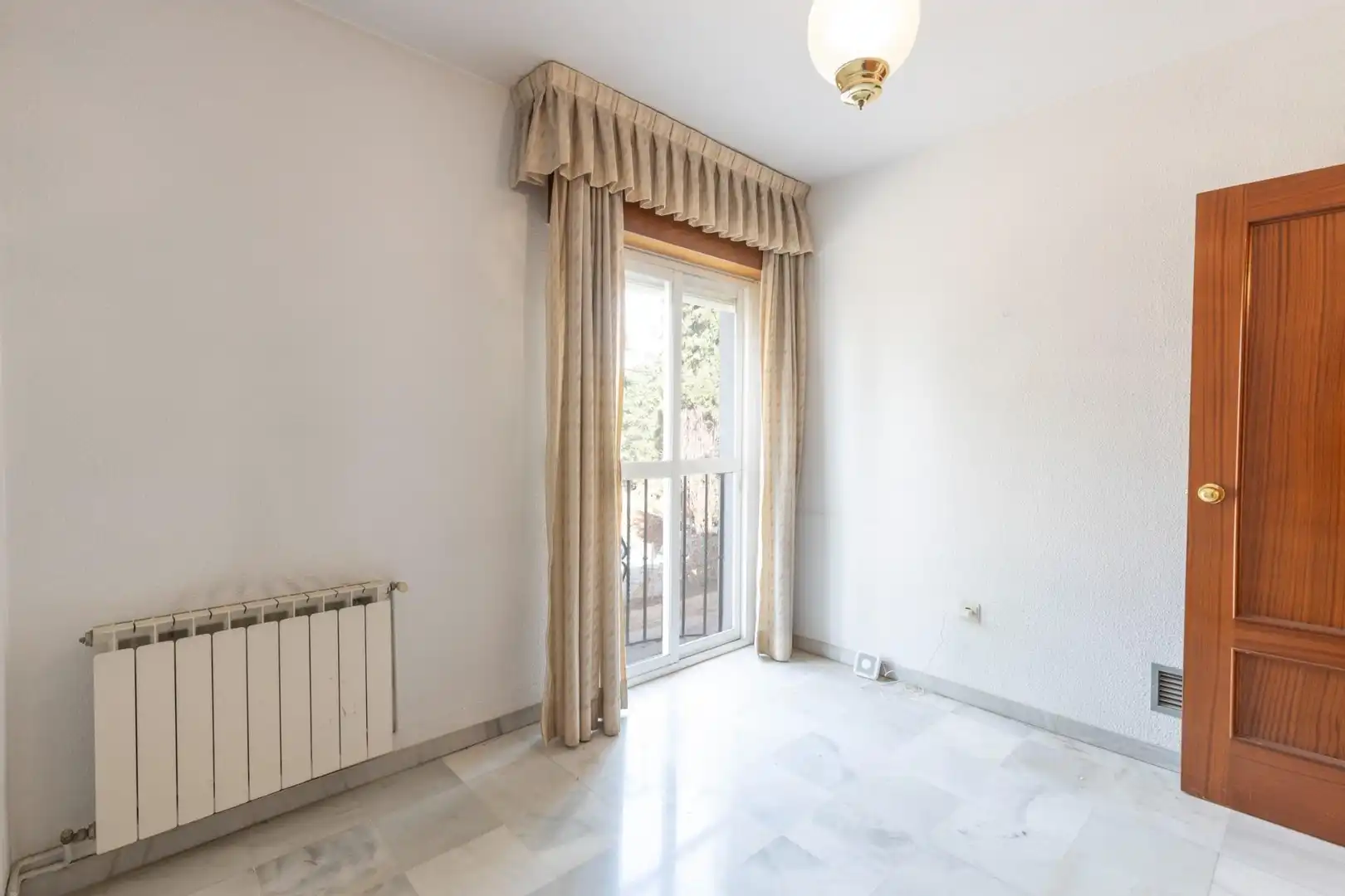 Habitación de Casa adosada en venta en Granada con Calefacción, Terraza y Trastero