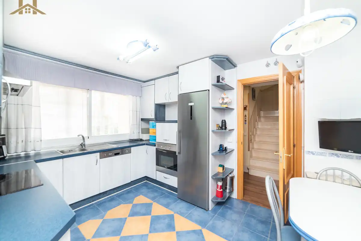 Cocina de Casa adosada en venta en Boadilla del Monte con Aire acondicionado, Calefacción y Jardín privado
