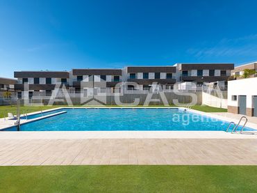 Maison mitoyenne avec piscine à vendre à Entrenúcleos