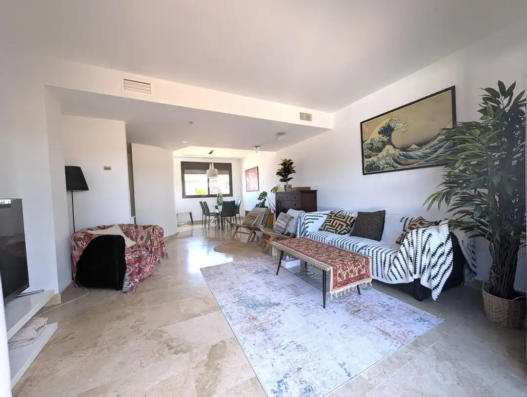 Wohnzimmer von Einfamilien-Reihenhaus zur Miete in La Alcaidesa mit Klimaanlage, Heizung und Privatgarten