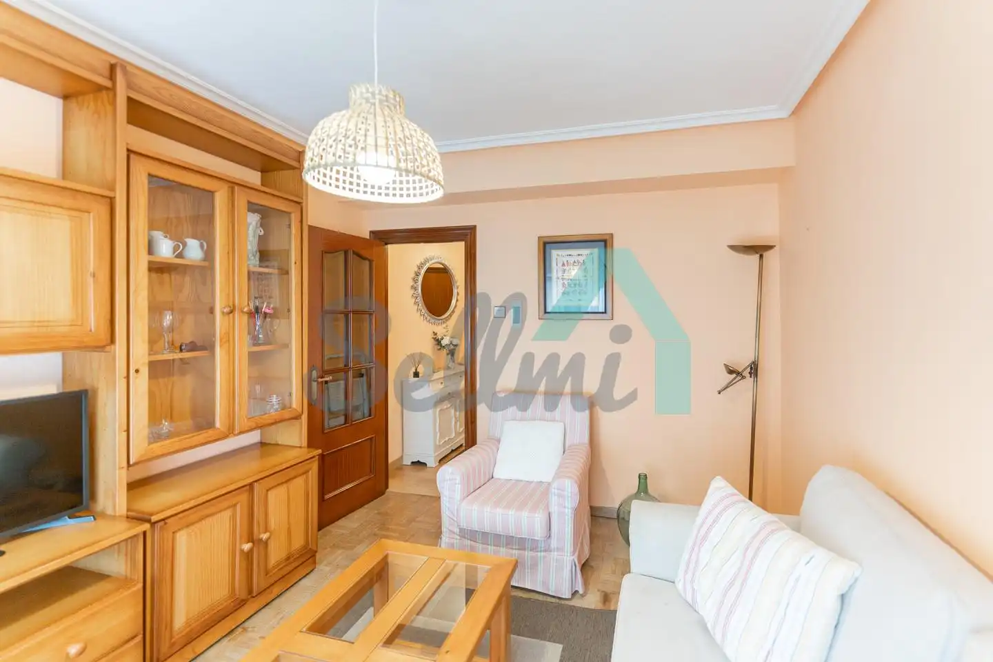 Sala d'estar de Pis de lloguer en Oviedo  amb Calefacció, Parquet i Moblat