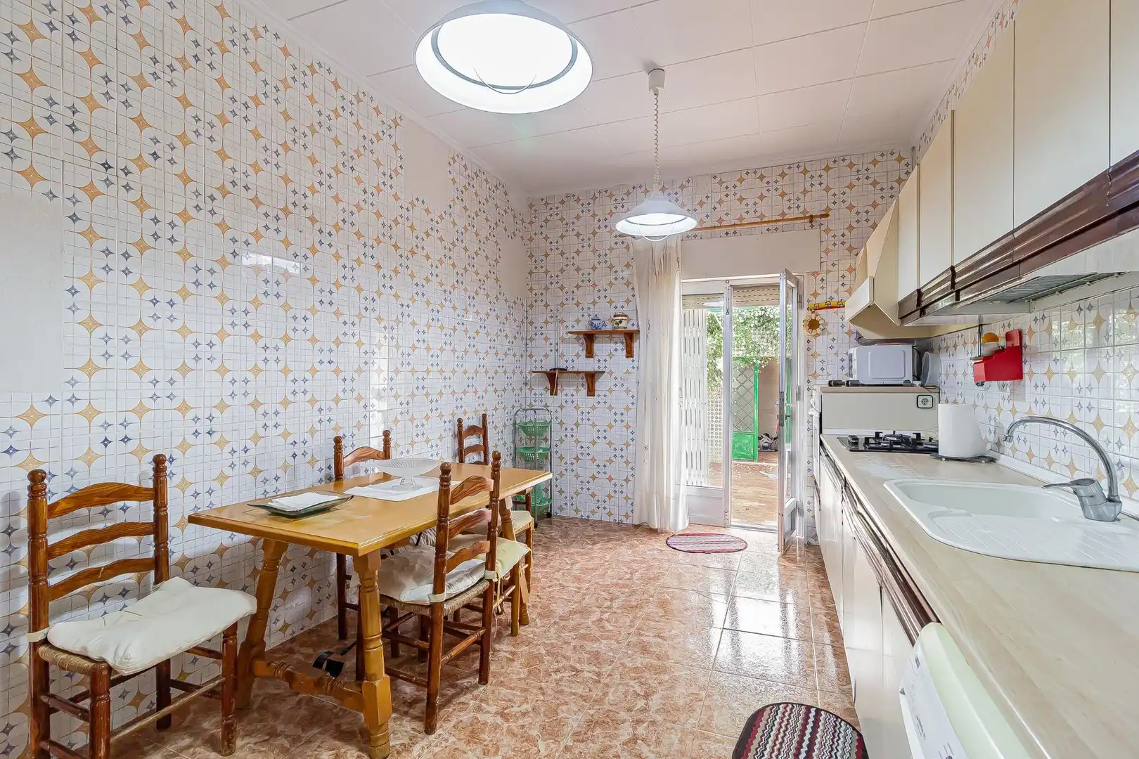 Küche von Einfamilien-Reihenhaus zum Verkauf in Cartagena mit Privatgarten, Abstellraum und Balkon