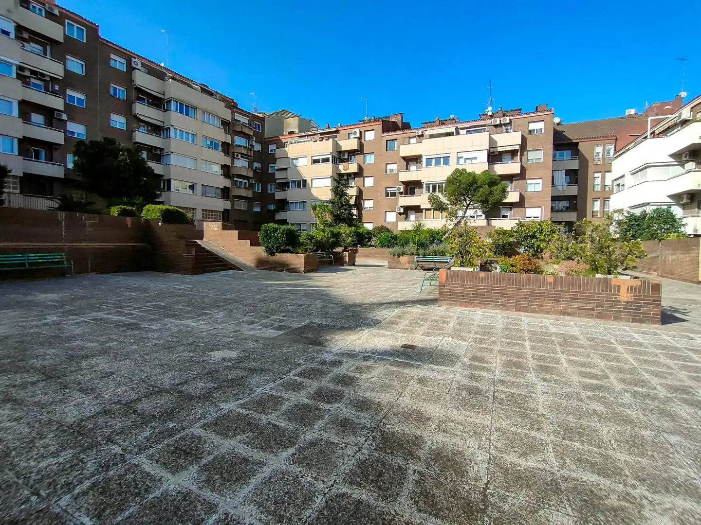Außenansicht von Wohnung zum Verkauf in Barcelona mit Klimaanlage, Heizung und Privatgarten