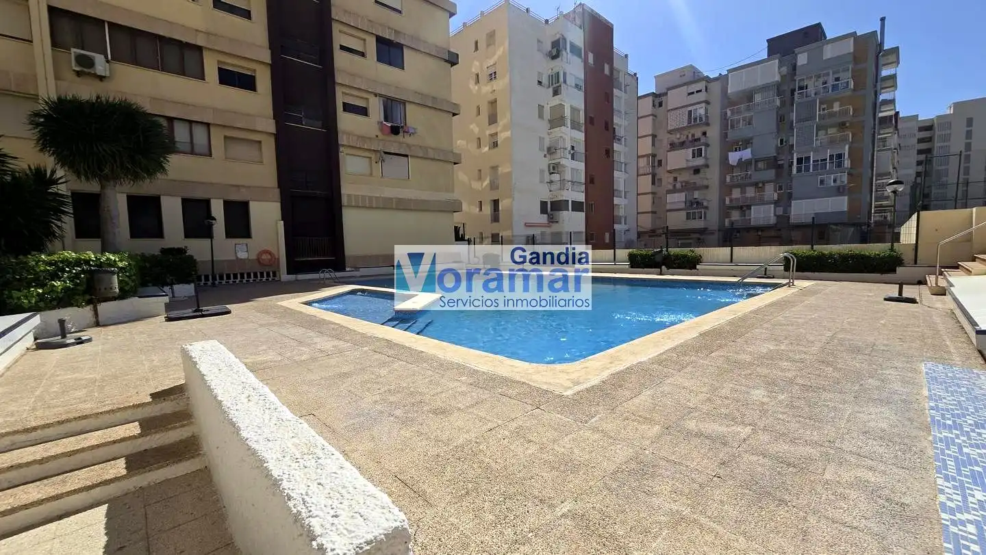 Piscina de Apartament de lloguer en Gandia amb Aire condicionat, Terrassa i Moblat