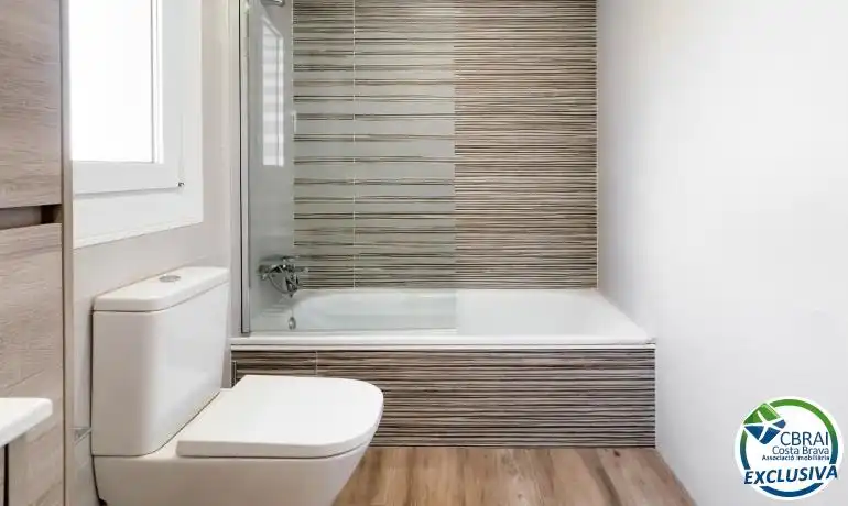 Bany de Apartament en venda en Roses amb Calefacció, Moblat i Piscina comunitària