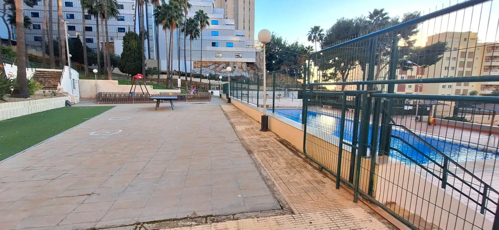 Piscina de Apartamento de alquiler en Benidorm con Aire acondicionado, Jardín privado y Amueblado