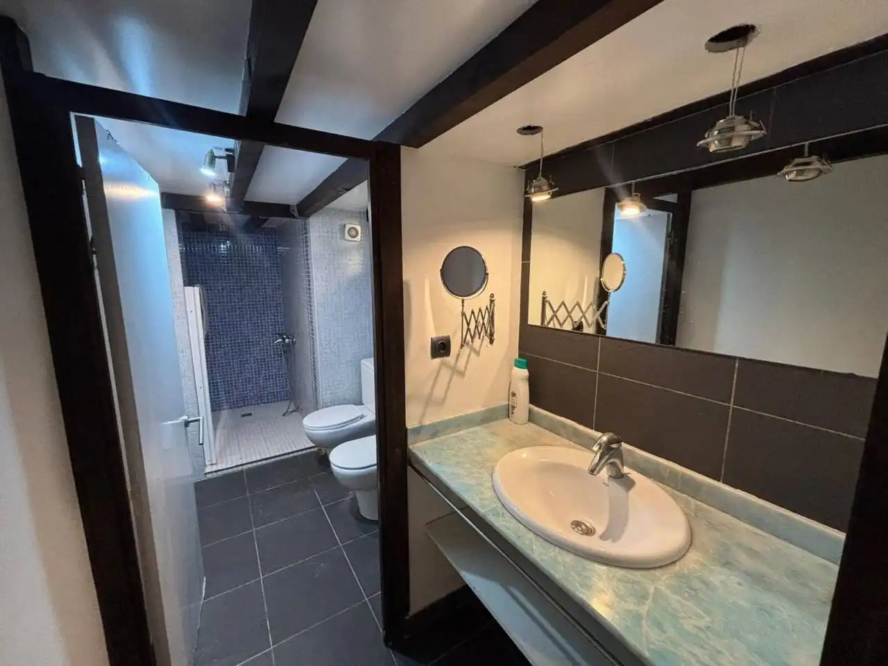 Baño de Dúplex de alquiler en Barcelona con Parquet y Amueblado