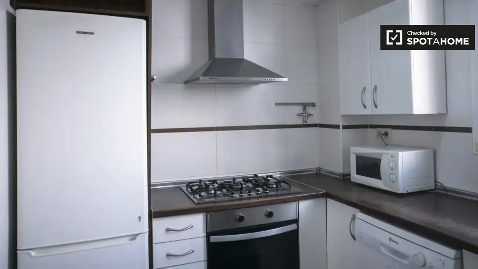 Cuina de Pis de lloguer en Valencia amb Aire condicionat, Calefacció i Moblat