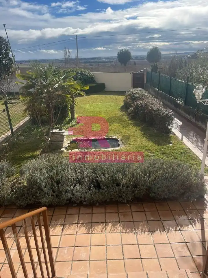 Jardín de Casa adosada en venta en Cabrerizos con Calefacción, Jardín privado y Piscina comunitaria