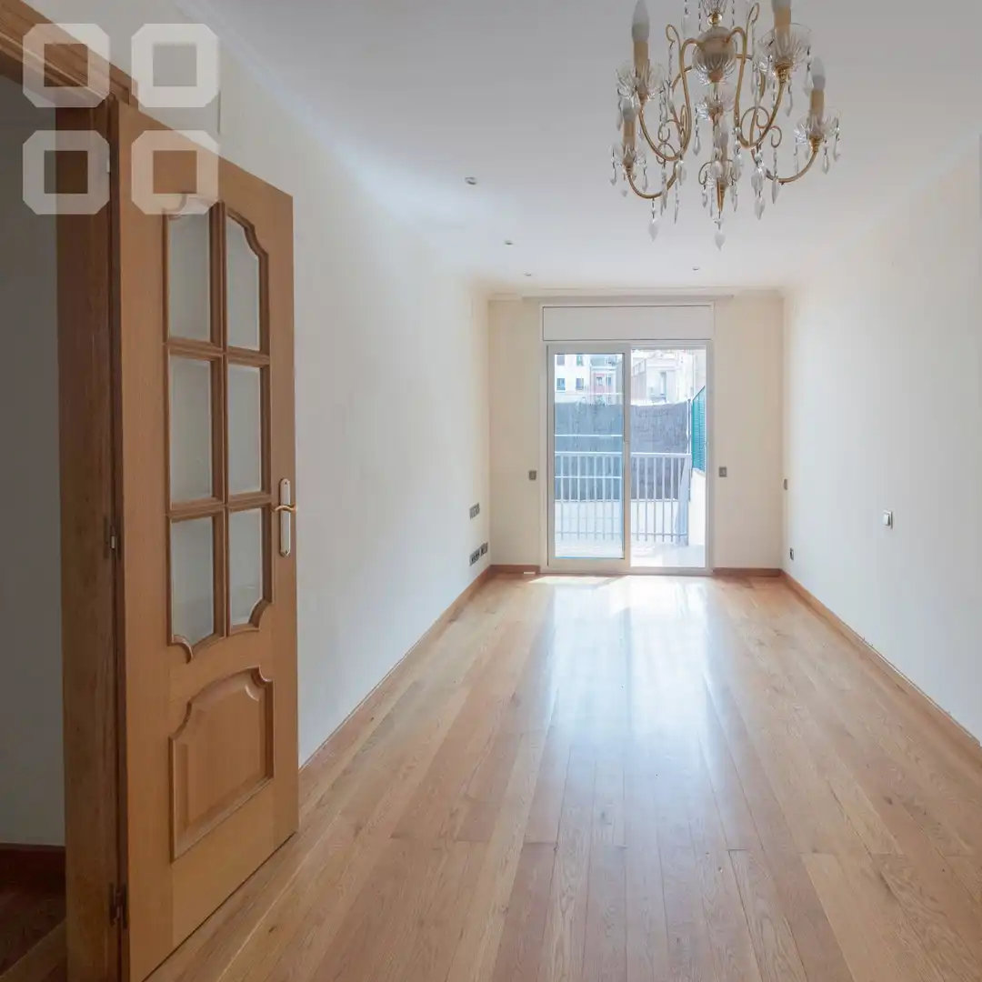 Piso en venta en L'Hospitalet de Llobregat con Parquet, Terraza y Balcón
