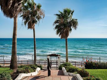 Apartamento con piscina en venta en Calahonda