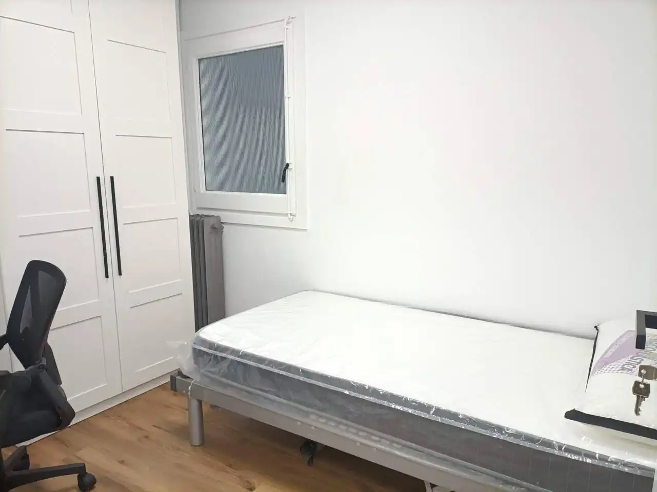 Dormitori de Pis de lloguer en Vic amb Calefacció, Parquet i Moblat