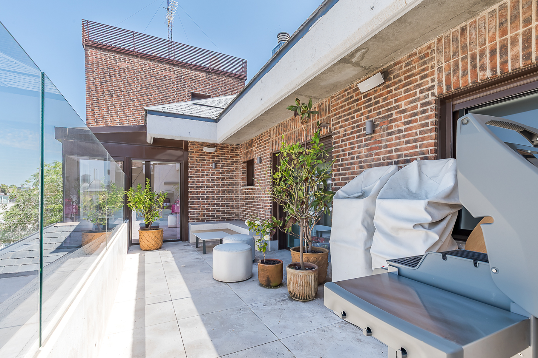 Terrassa de Apartament en venda en  Madrid Capital amb Terrassa, Traster i Piscina comunitària