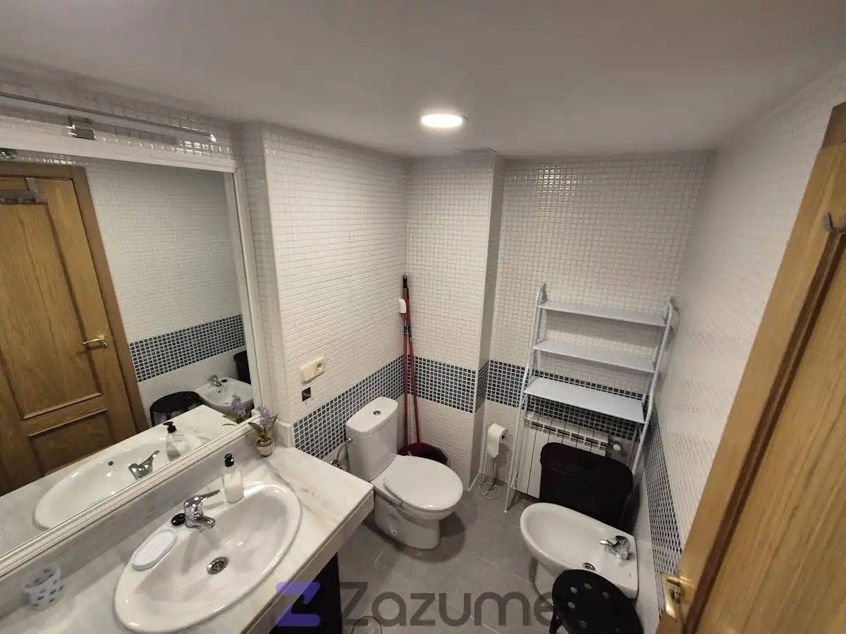 Bathroom of Flat for rent in Recas  with Air Conditioner, Heating and Terrace