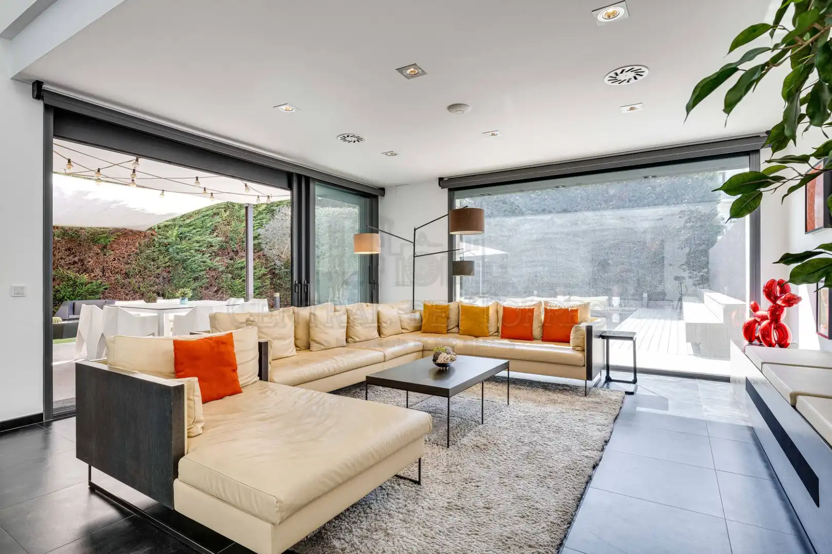 Sala d'estar de Casa o xalet en venda en Sant Cugat del Vallès amb Aire condicionat, Calefacció i Jardí privat