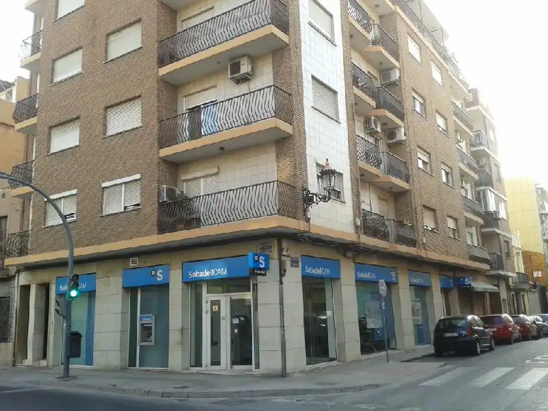Locale commerciale in vendita a Av Corts valencianes