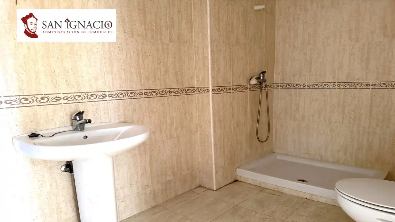 Baño de Piso en venta en Villarcayo de Merindad de Castilla la Vieja con Aire acondicionado, Calefacción y Trastero