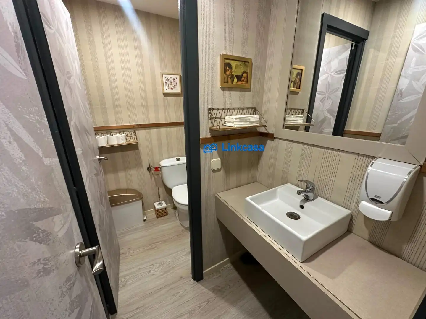 Baño de Local en traspaso en Madrid con Aire acondicionado y Amueblado