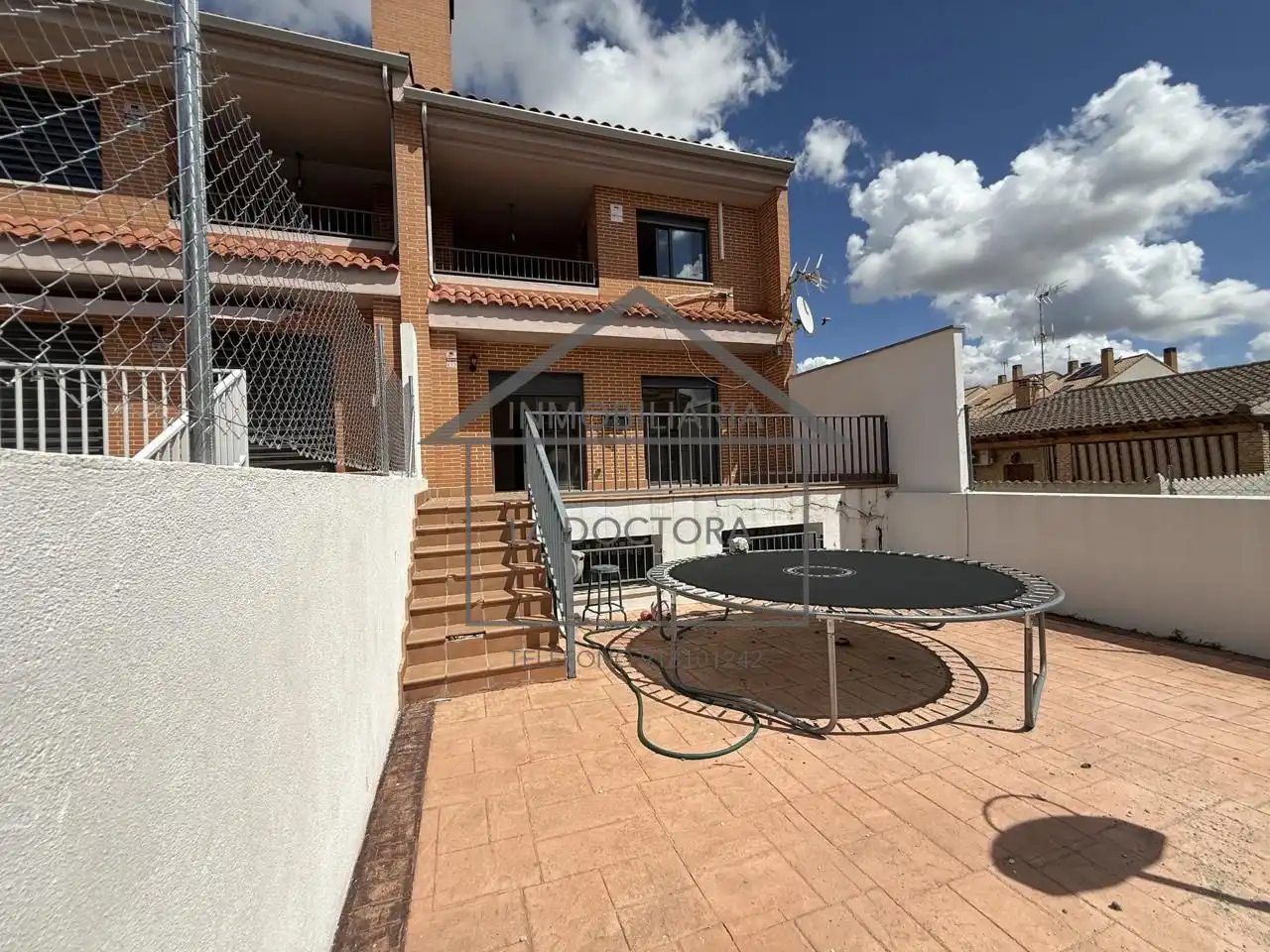 Vista exterior de Casa adosada en venta en Navalcarnero con Calefacción, Jardín privado y Terraza