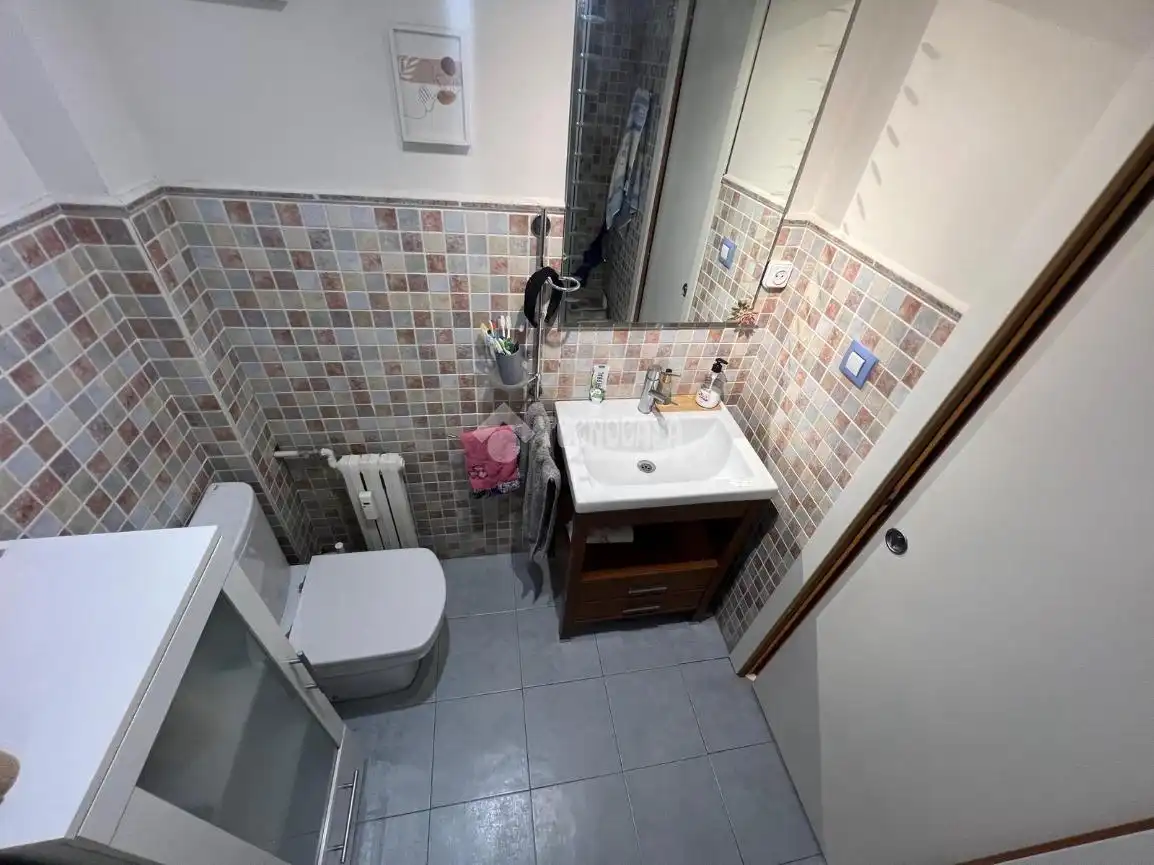 Bathroom of Flat for sale in Zaragoza  with Heating, Terrace and Furnished