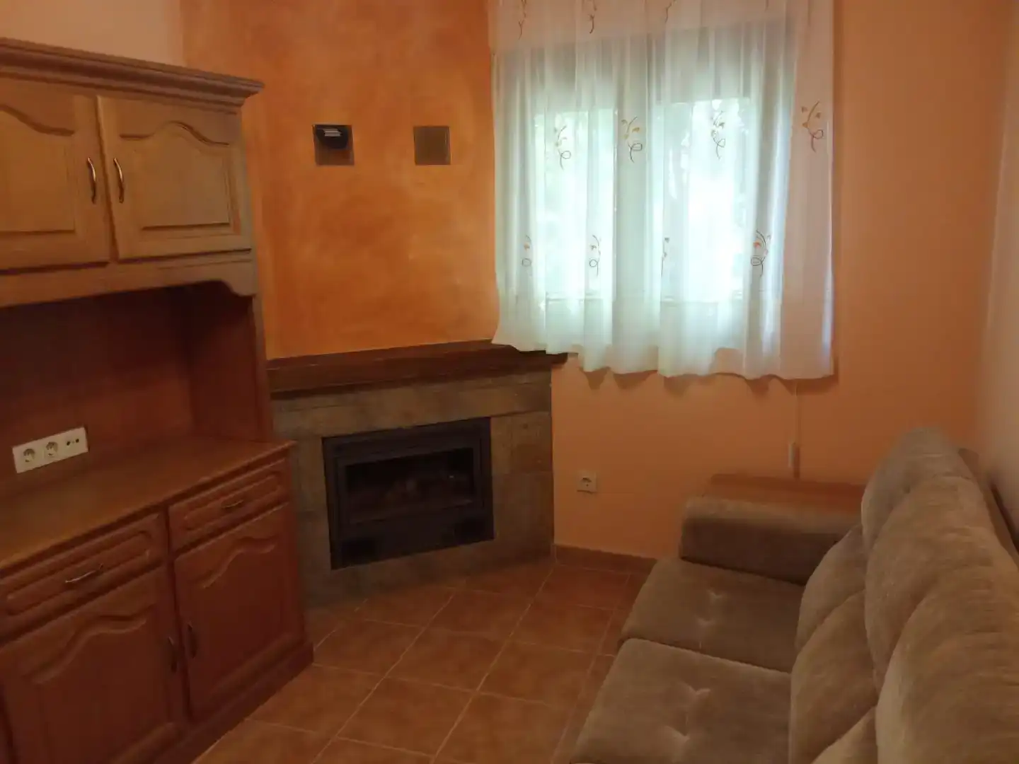 Sala d'estar de Casa adosada en venda en San Justo amb Jardí privat, Traster i Moblat