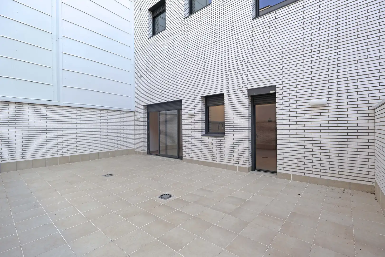 Außenansicht von Erdgeschoss zum Verkauf in L'Hospitalet de Llobregat mit Terrasse und Abstellraum