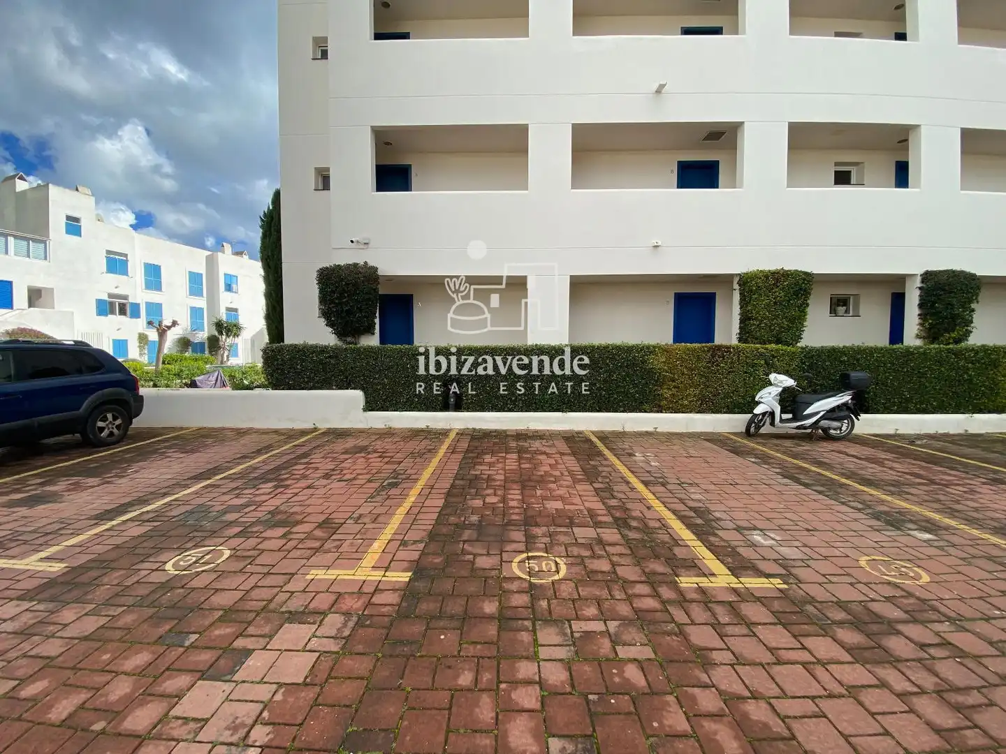 Parkplatz von Dachboden zur Miete in Santa Eulària des Riu mit Terrasse, Schwimmbad und Möbliert