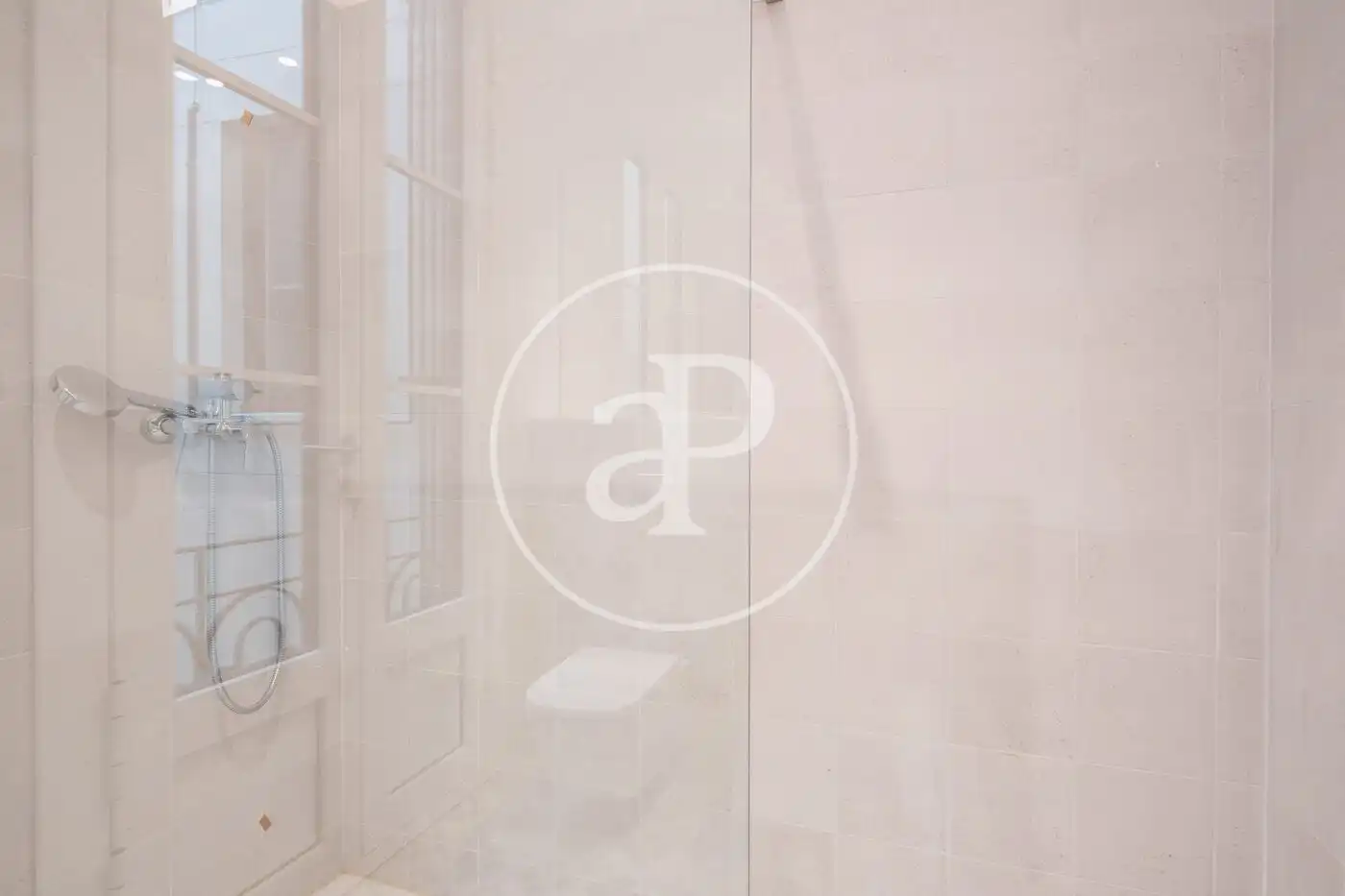 Bathroom of Flat for rent in Barcelona  with Air Conditioner, Heating and Balcony