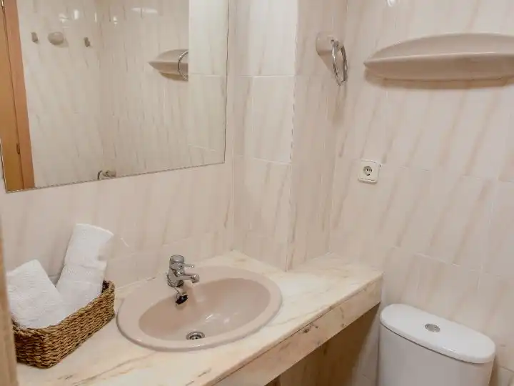Baño de Piso de alquiler en Salou con Aire acondicionado, Terraza y Amueblado