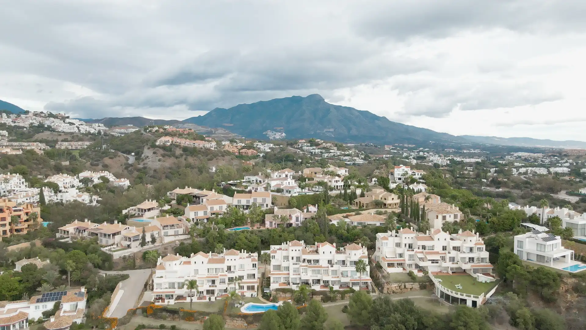 Außenansicht von Wohnung zur Miete in Benahavís mit Klimaanlage, Privatgarten und Terrasse