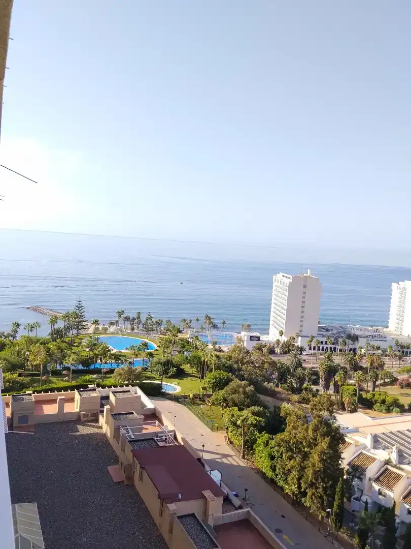 Schlafzimmer von Wohnungen zur Miete in Benalmádena mit Schwimmbad und Balkon
