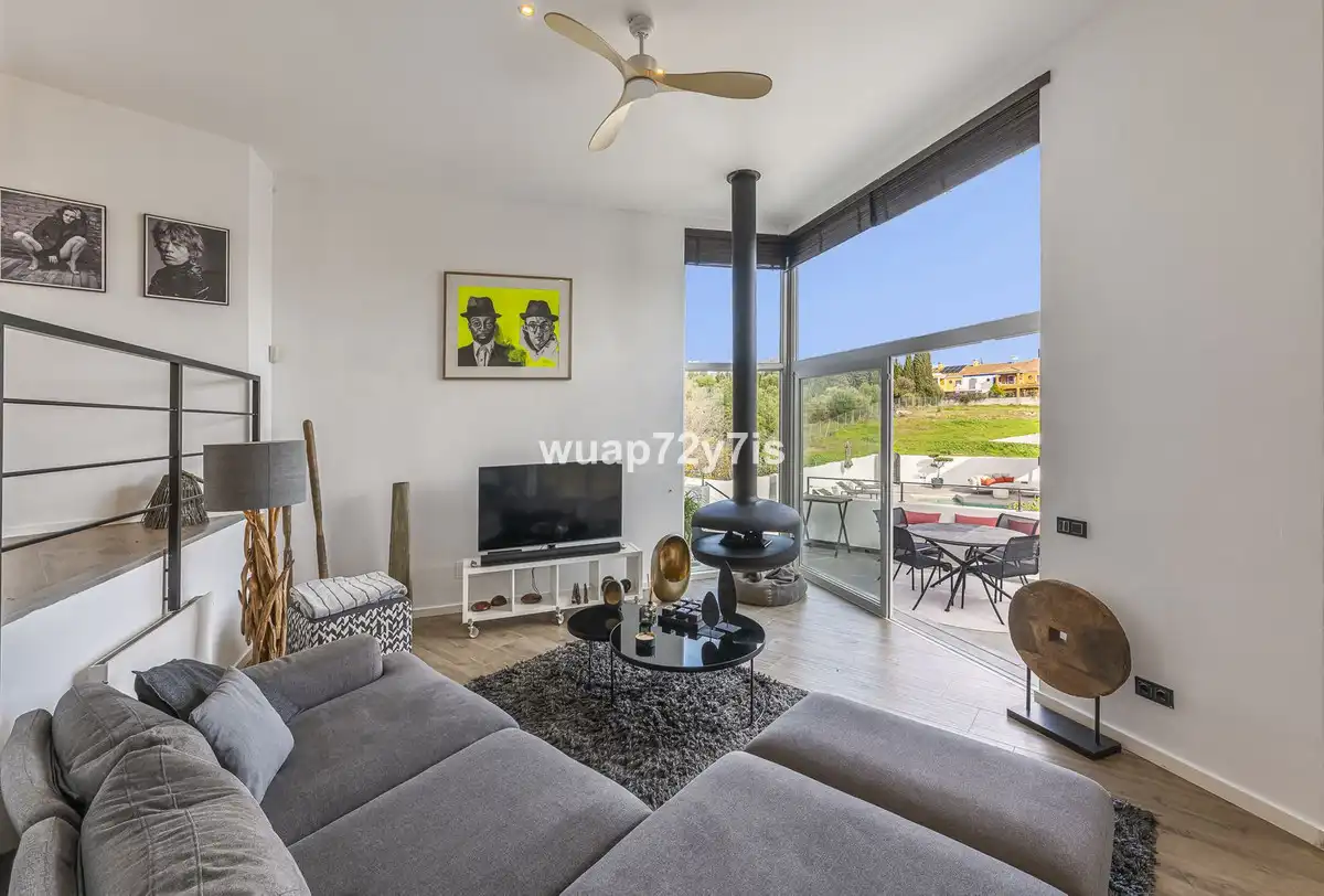 Sala d'estar de Casa adosada en venda en Marbella amb Aire condicionat, Terrassa i Traster
