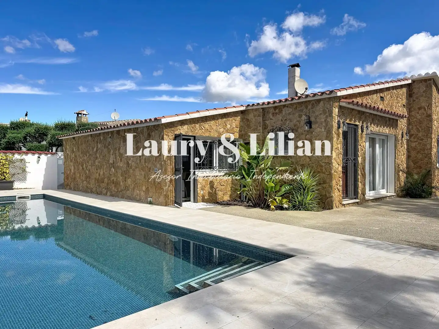 Vista exterior de Casa o xalet en venda en Empuriabrava amb Aire condicionat, Calefacció i Terrassa