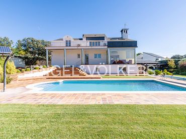 House with pool for sale in El Bosque