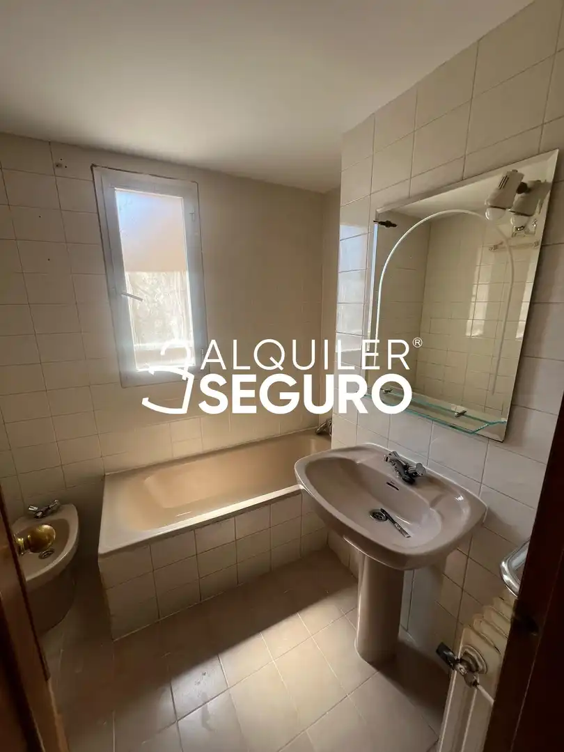 Bany de Pis de lloguer en Madrid amb Aire condicionat, Calefacció i Terrassa