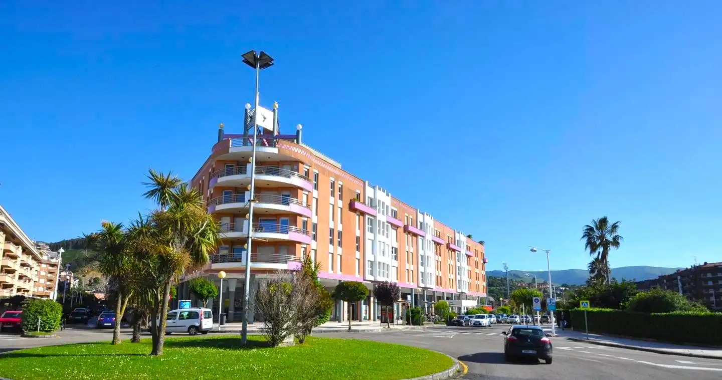 Vista exterior de Pis en venda en Castro-Urdiales amb Calefacció, Parquet i Internet