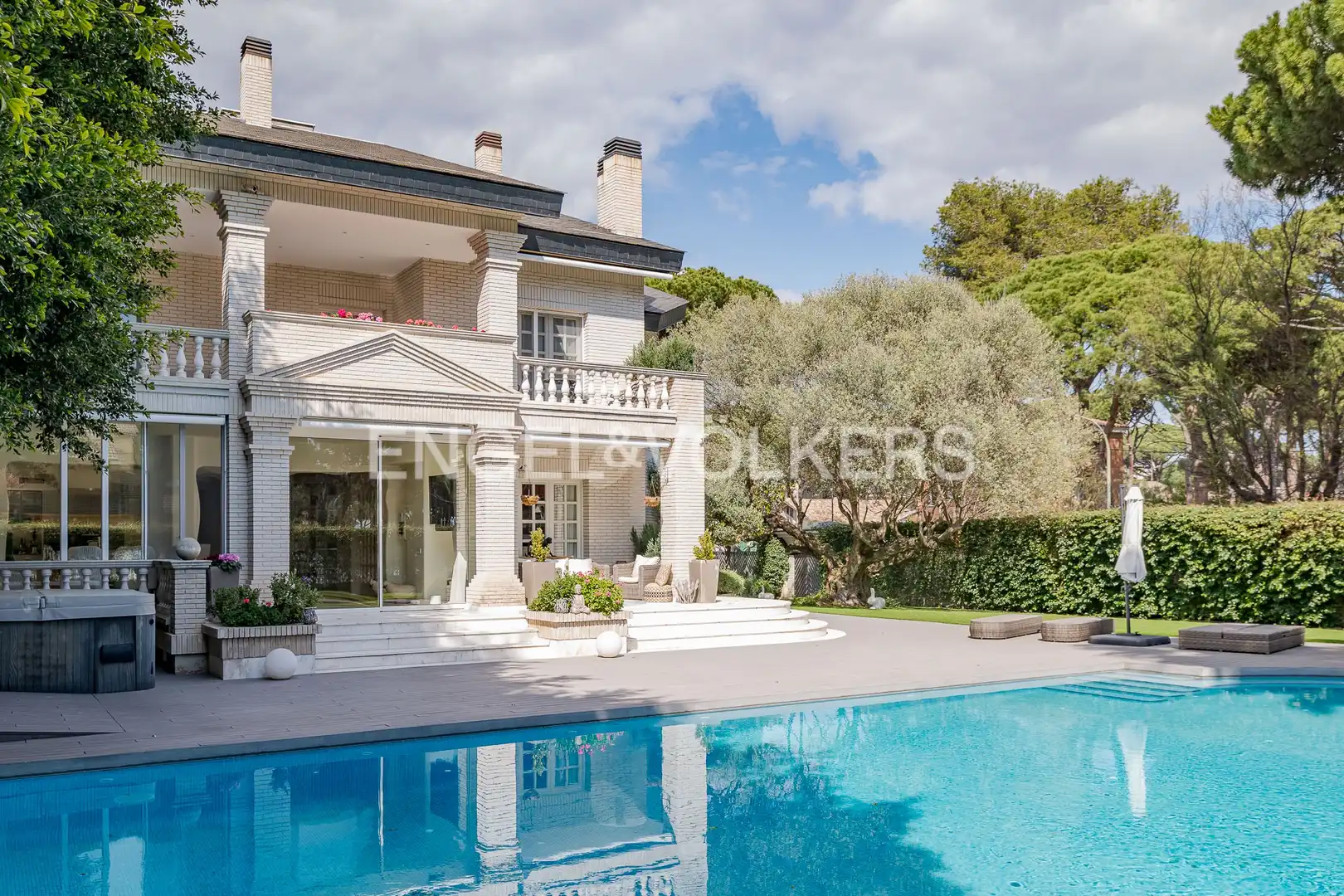 Vista exterior de Casa o xalet en venda en Castelldefels amb Aire condicionat, Calefacció i Jardí privat