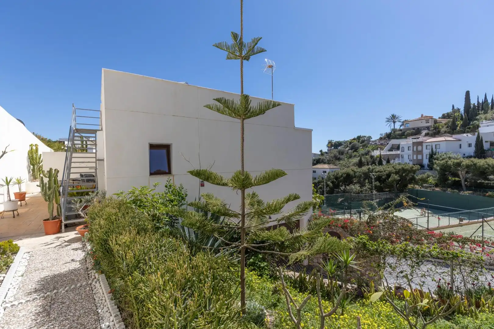 Vista exterior de Casa o xalet en venda en Salobreña amb Aire condicionat, Jardí privat i Piscina