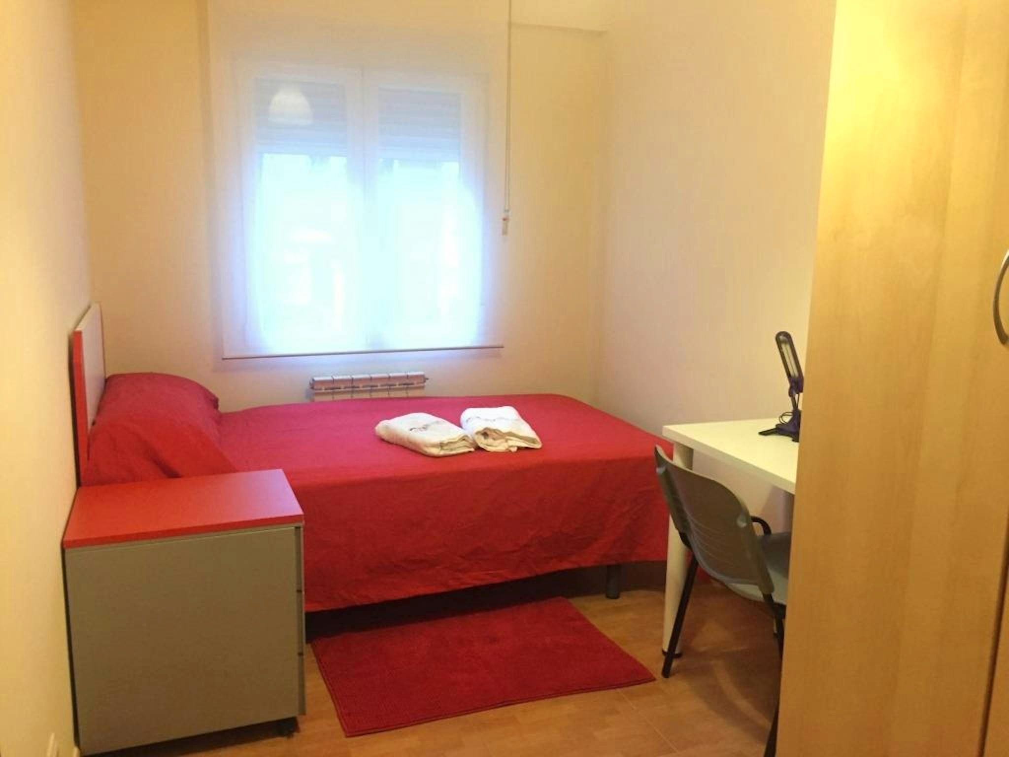 Bedroom of Flat to share in  Madrid Capital  with TV and Balcony