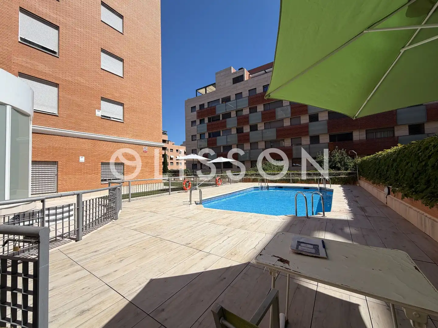 Piscina de Pis en venda en Madrid amb Aire condicionat
