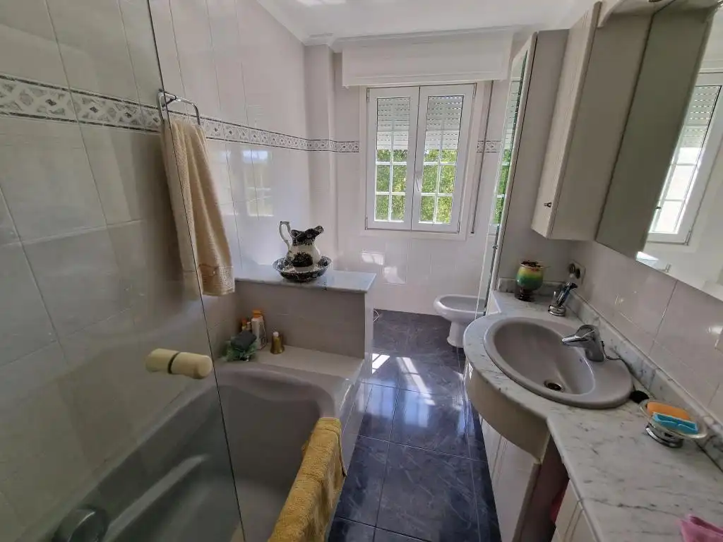Baño de Casa o chalet en venta en Ourense Capital  con Calefacción, Jardín privado y Parquet