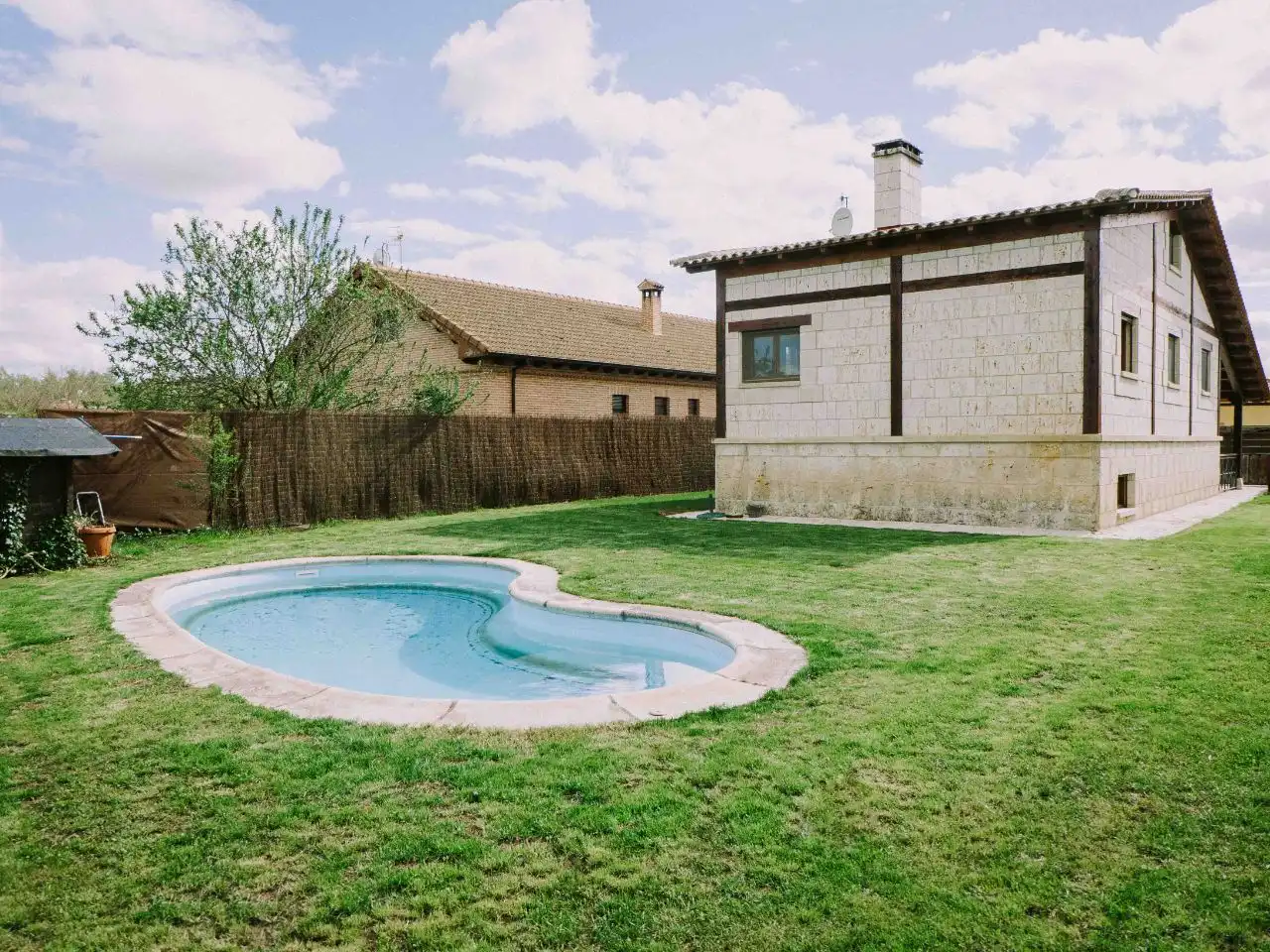Swimming pool of Houses for sale in Husillos , Palencia