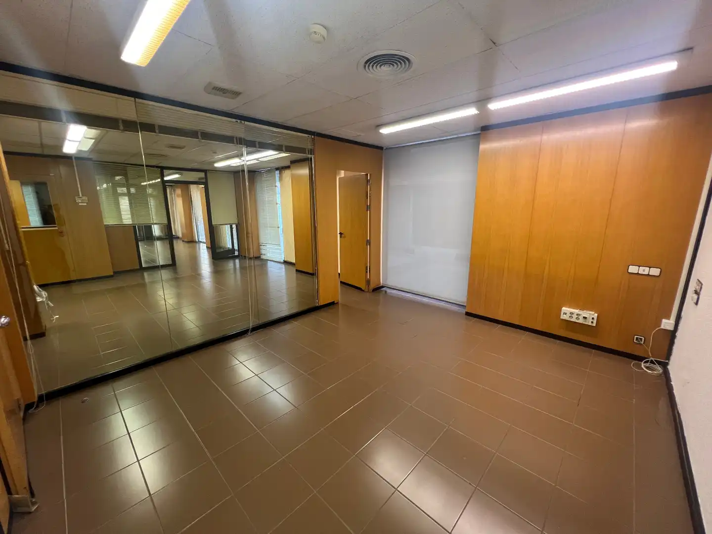 Commercial properties for rent in Cervera  with Air Conditioner, Heating and Furnished