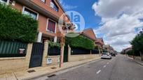 Vista exterior de Casa o xalet en venda en Burgos Capital amb Terrassa