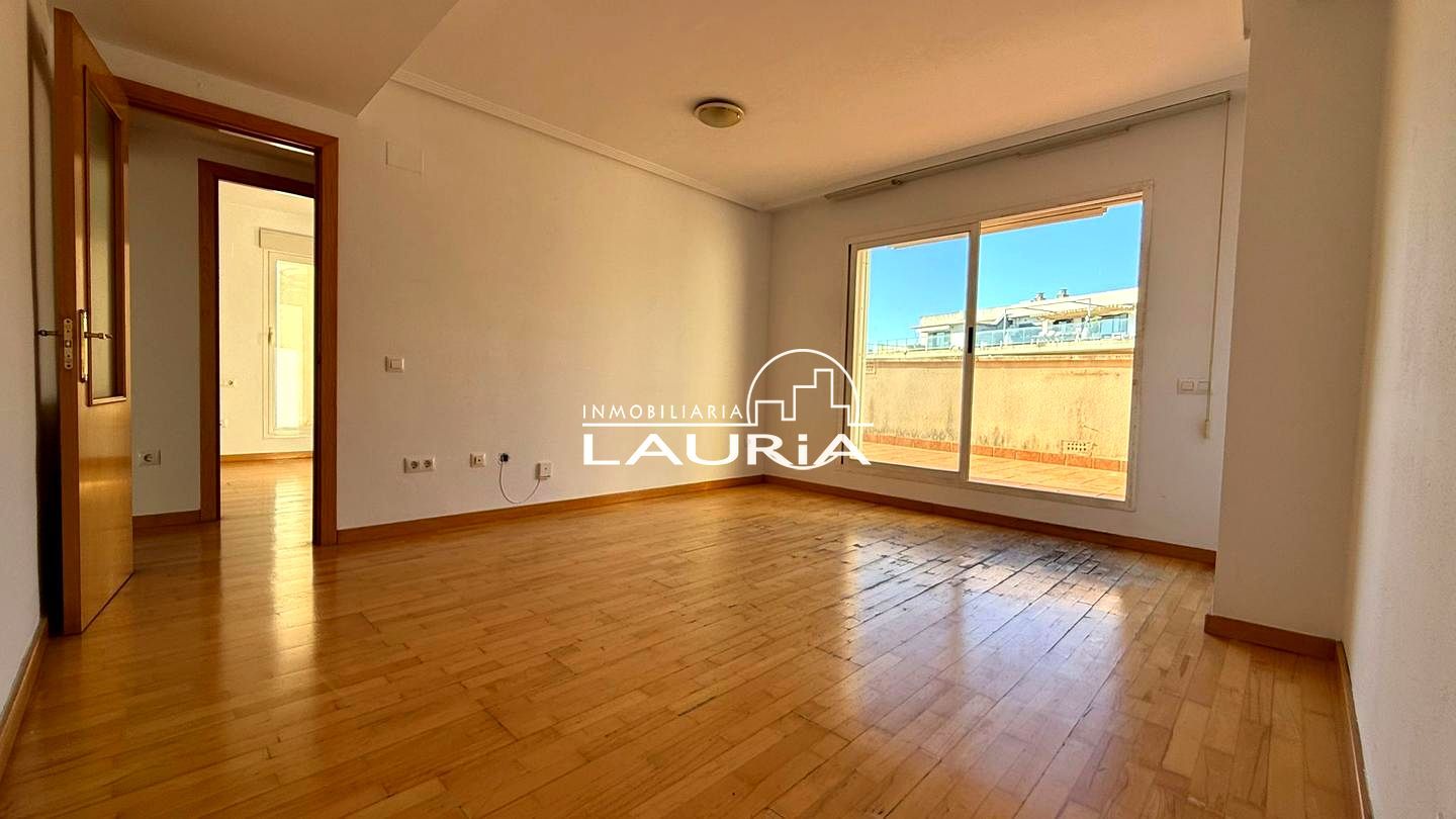 Vista exterior de Àtic en venda en Paterna amb Parquet, Terrassa i Traster