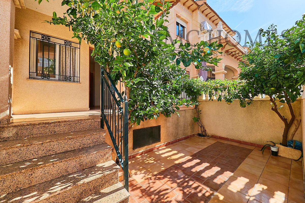 Exterior view of Single-family semi-detached to rent in Torrevieja  with Private garden, Terrace and Furnished