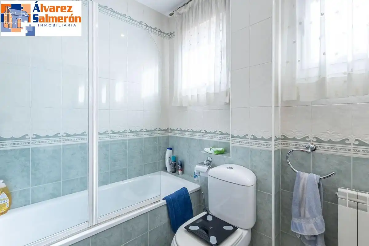 Badezimmer von Einfamilien-Reihenhaus zum Verkauf in Granada mit Privatgarten, Terrasse und Schwimmbad