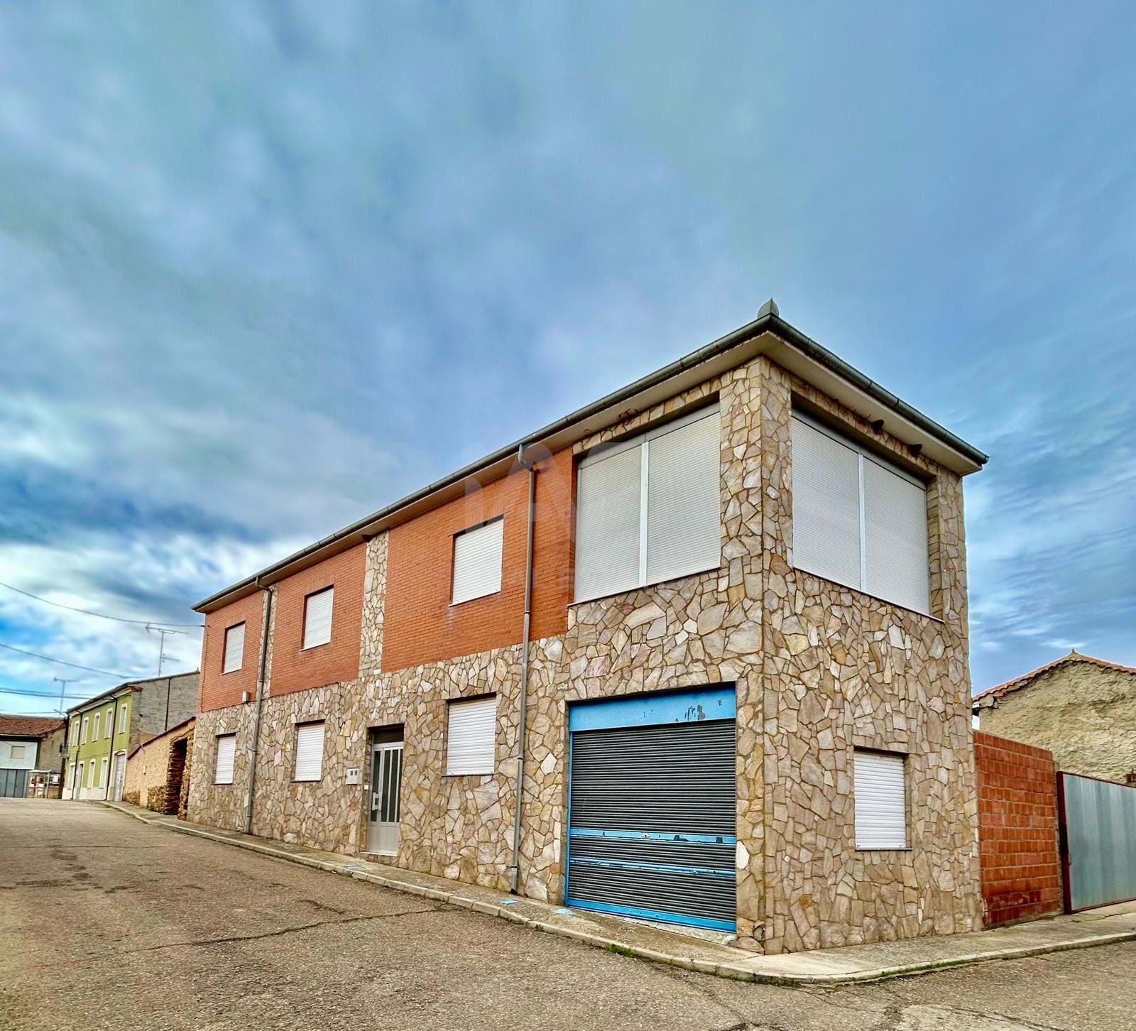 Vista exterior de Edificio en venta en Coomonte