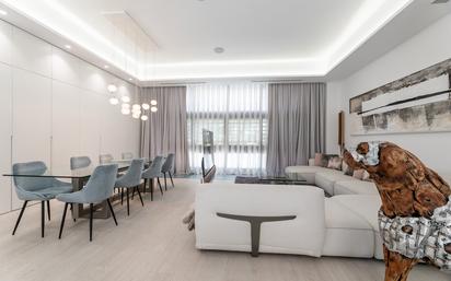 Sala d'estar de Apartament en venda en  Madrid Capital amb Terrassa